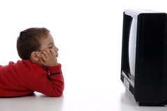 <p>to look (at), to watch</p>