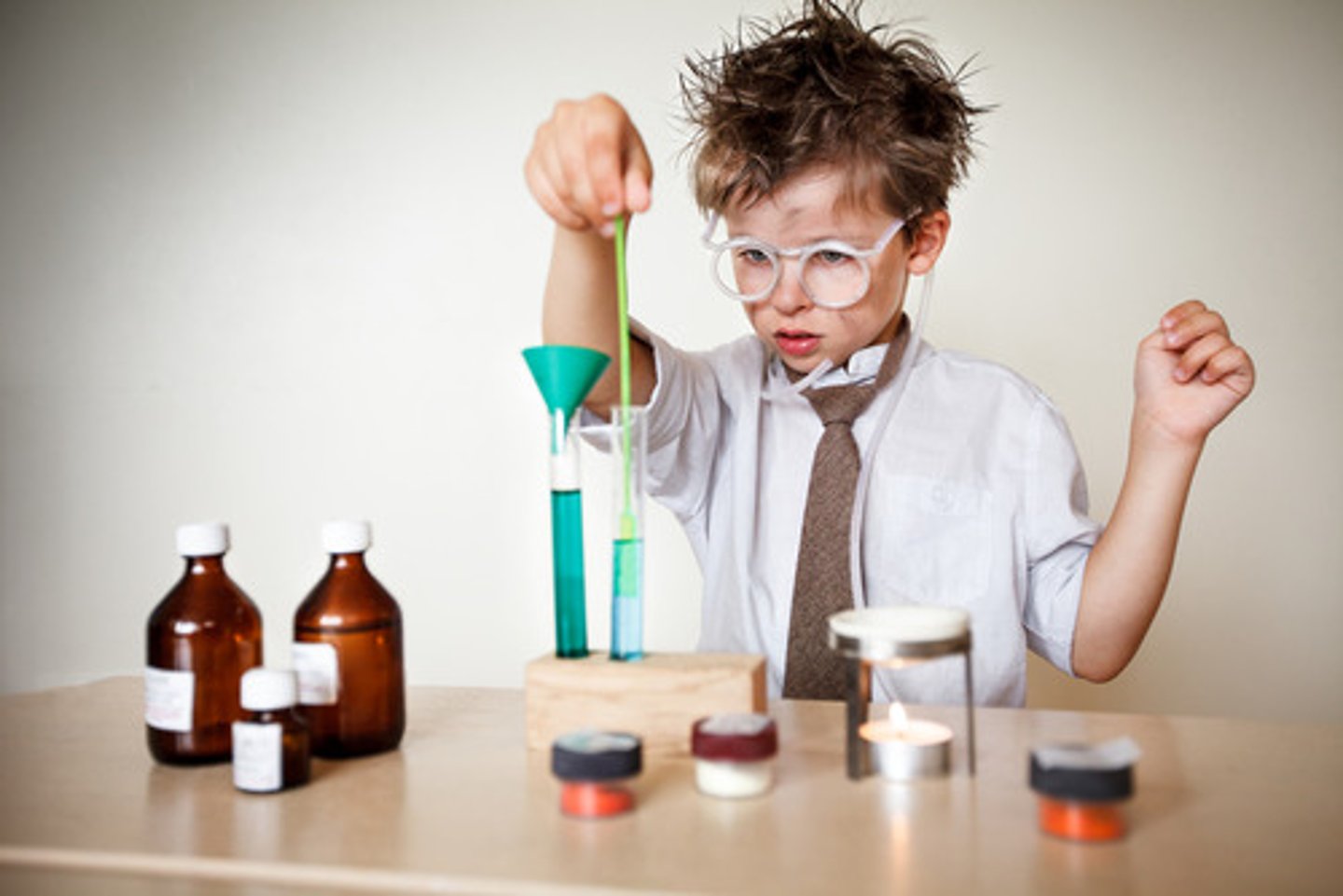 <p>/ɪkˈsper.ə.mənt/ thí nghiệm</p><p>Scientists are conducting/carrying out/doing ________ to test the effectiveness of the new drug.</p>