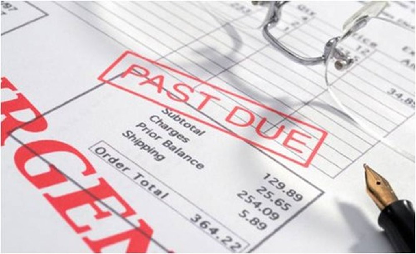 <p>adj.(付款、償還等)逾期未付的、超過支付期限的</p>