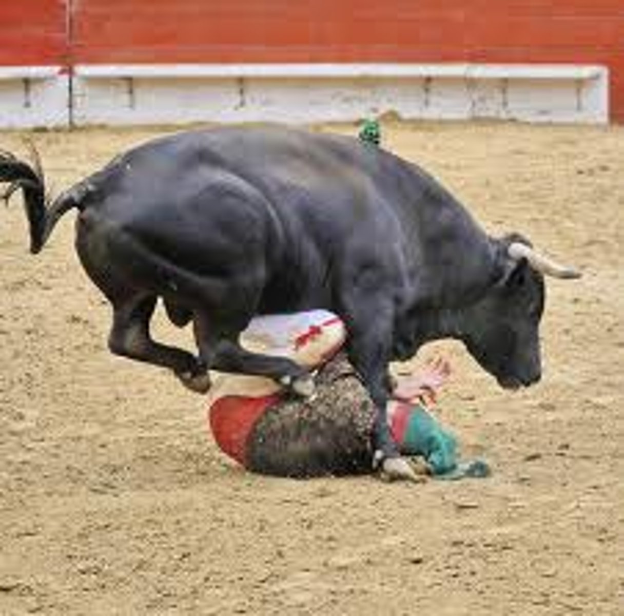 <p>to trample</p>