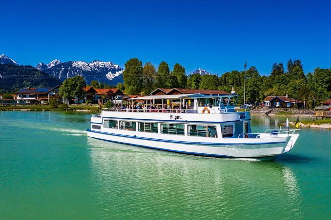 <p>জাহাজ ভবন </p><p>Die Schifffahrt ist entspannender als die Zugfahrt.</p>