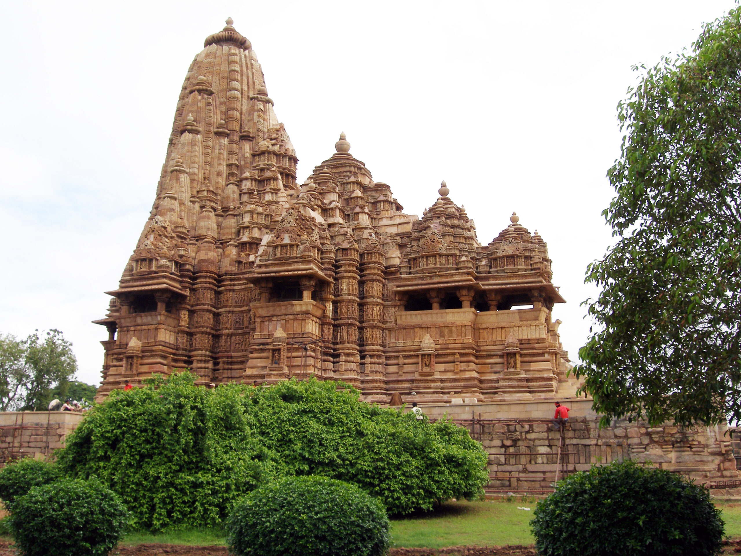 <p>developed by the chandella dynasty (950-1025 AD) as one of the many temples built during their reign.</p><p>featured high platforms; tall, mount</p><p>ain like images, and was designed to be a model of the universe - and has an east to west entrance layout</p>