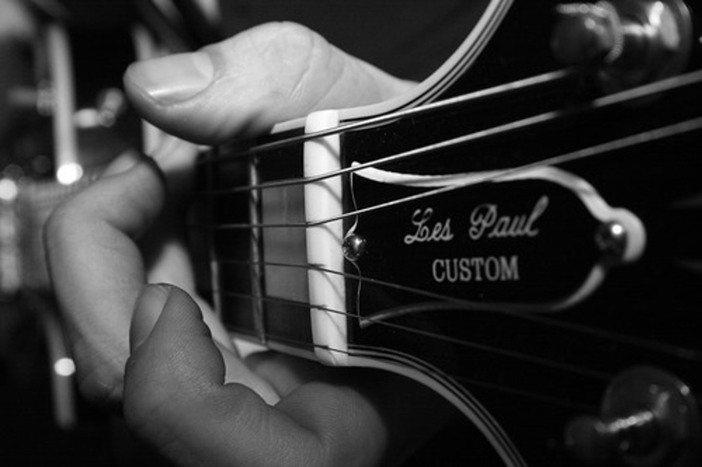 <p>to play (an instrument)</p>