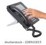 <p>= drangehen (aber drangehen klingt umgangsprachlicher als abheben)<br>=to pick up a phone (den Anruf annehmen)</p>