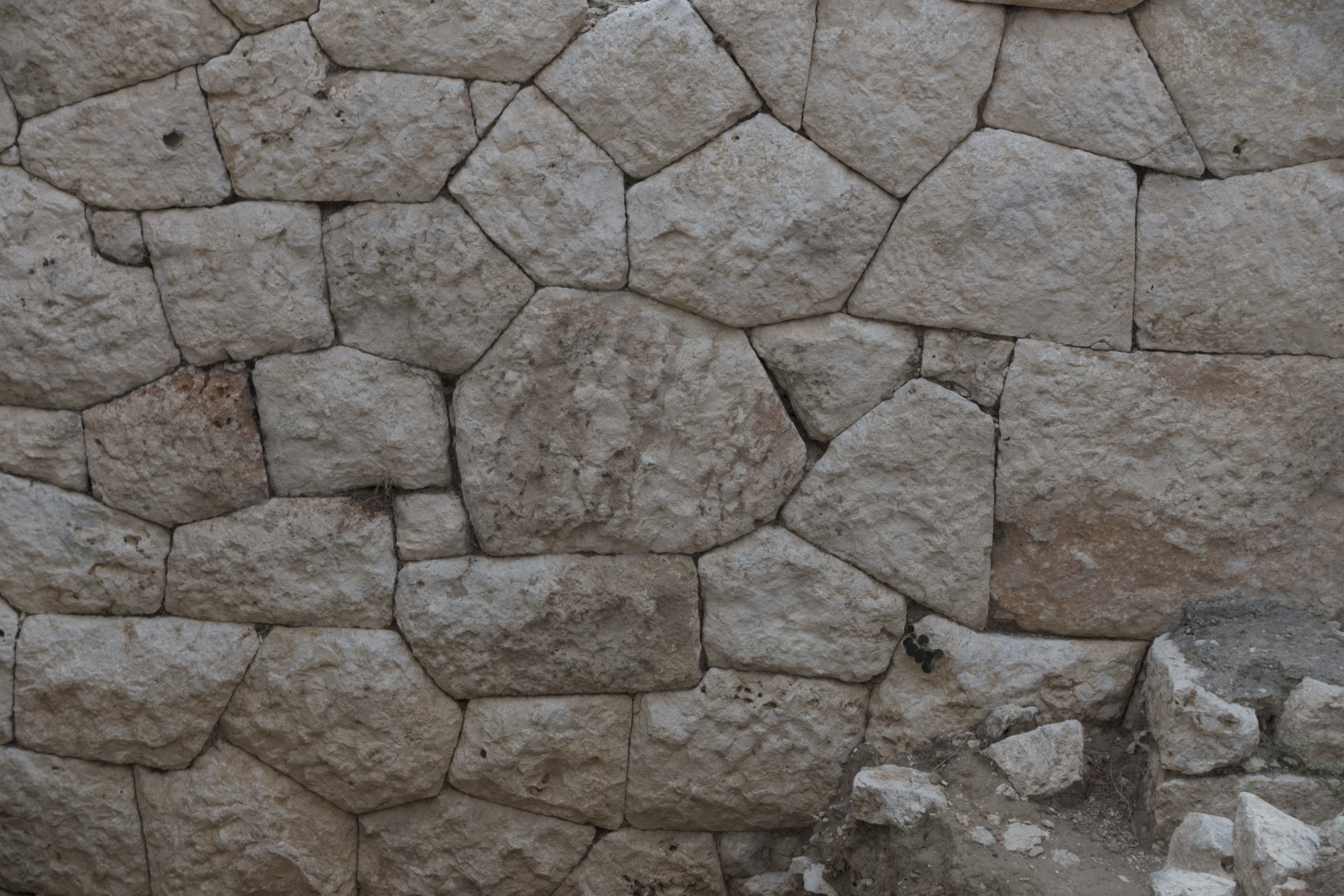 <p>wypełniony zaprawa, nieregularna siaka połączeń, czasami dąży do wyrównanych warstw</p>