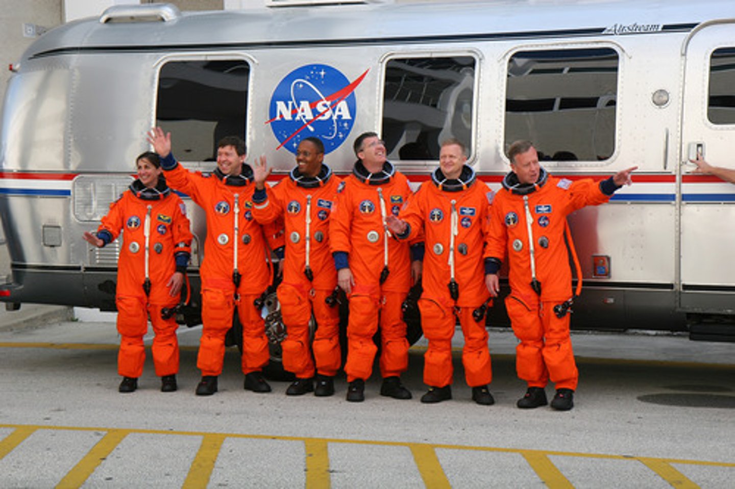 <p>/kruː/ đội, nhóm làm việc</p>