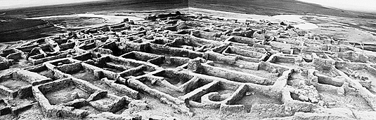 <p><strong>Plan and reconstruction of Chatal Höyük:</strong></p>