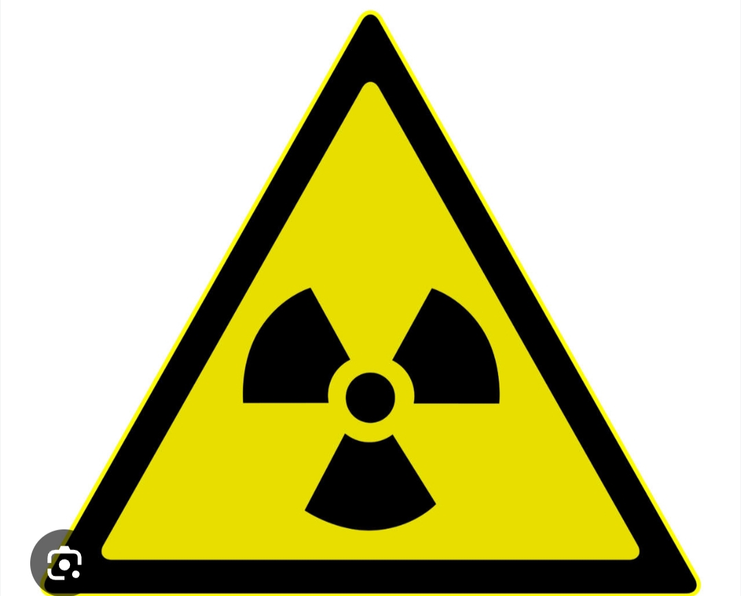 <p>emissioni β-: il nucleo ha più neutroni che protoni, per stabilizzare il nucleo, i neutroni si trasformano in un protone e un elettrone. Il protone rimane nel nucleo mentre l’elettrone viene emesso. Le emissioni β possono causare trasmutazione.</p><p>emissioni α: si perde una particella α (2 protoni e 2 neutroni), il nucleo si alleggerisce e si trasforma in un altro elemento con numero atomico più basso di 2.</p><p>emissione di positroni β+: un protone si trasforma in un neutrone, emettendo un positrone.</p><p>emissioni γ: il nucleo non cambia composizione ma emette raggi γ.</p><p>cattura elettronica (EC): un elettrone dal nucleo viene catturato e reagisce con un protone per trasformarsi in un neutrone, (riduce Z, ma rimane invariato A)</p><p></p>