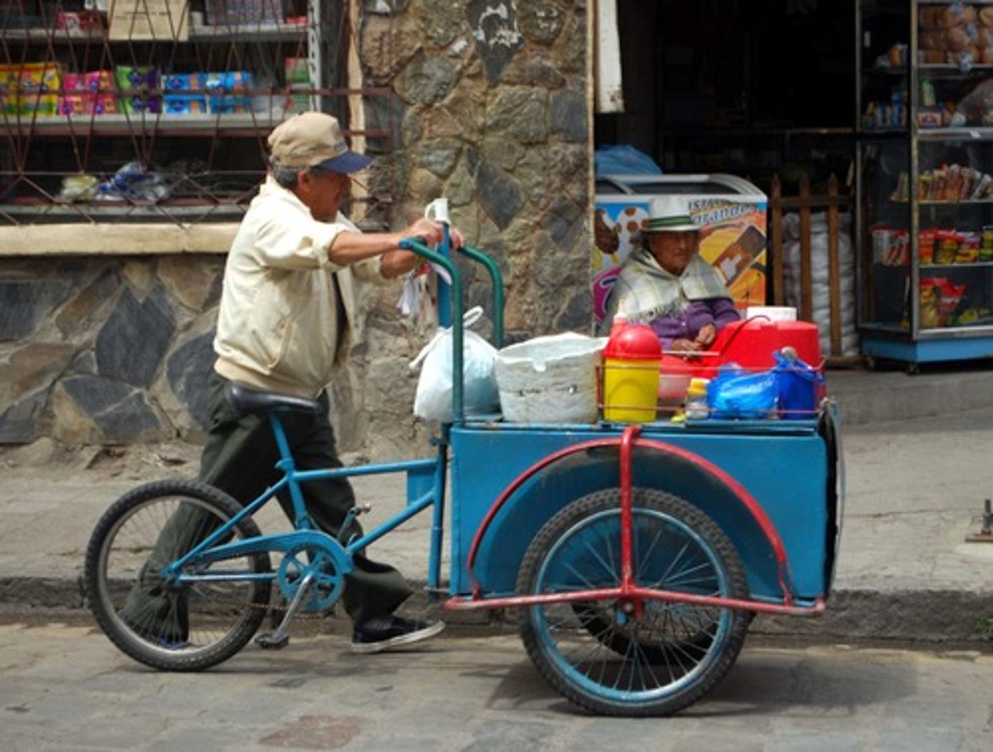 <p>aan de man brengen, verkopen aan de deur</p>