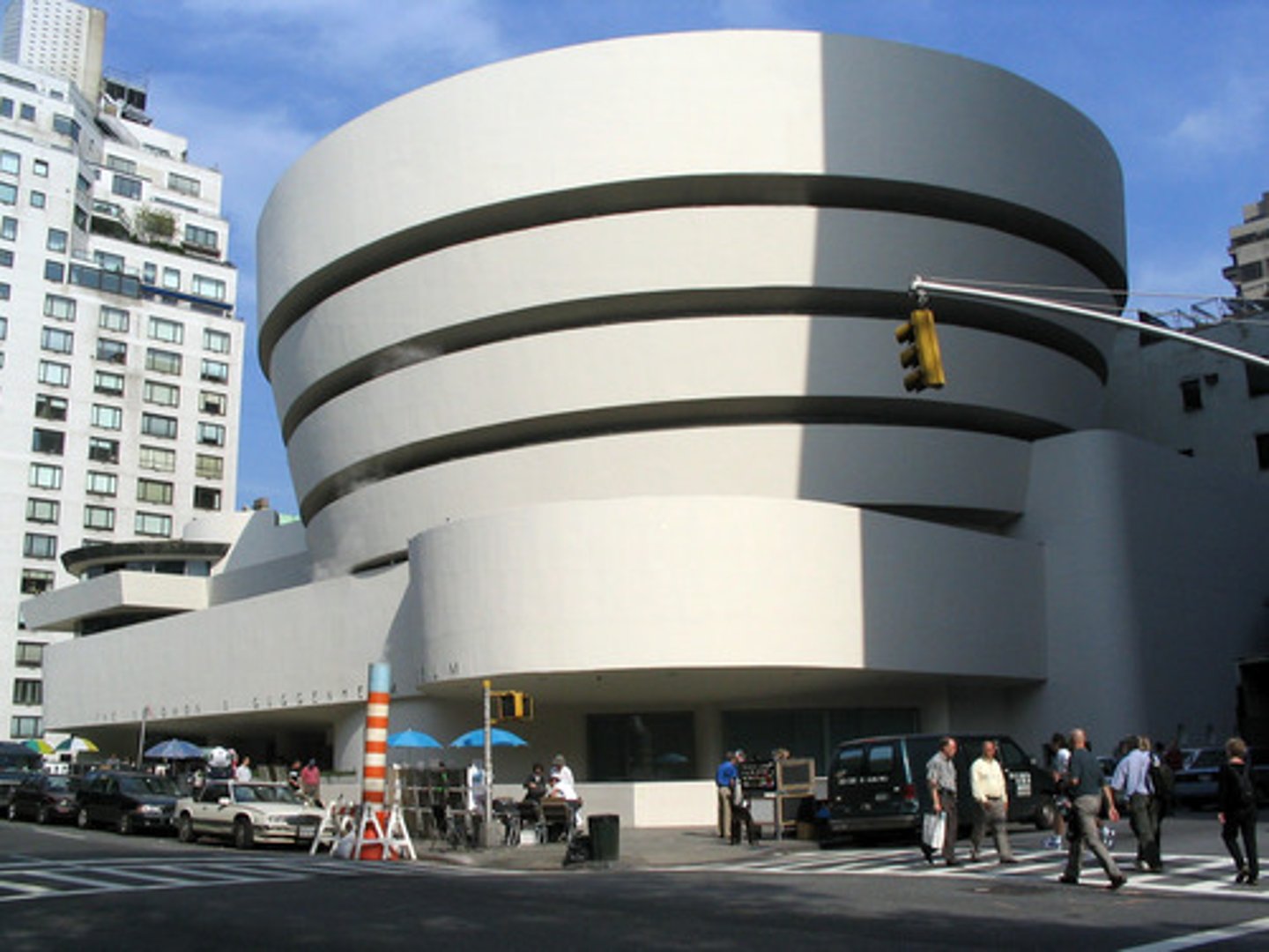 <p>Located in NYC, it is best known for its spiral gallery</p>