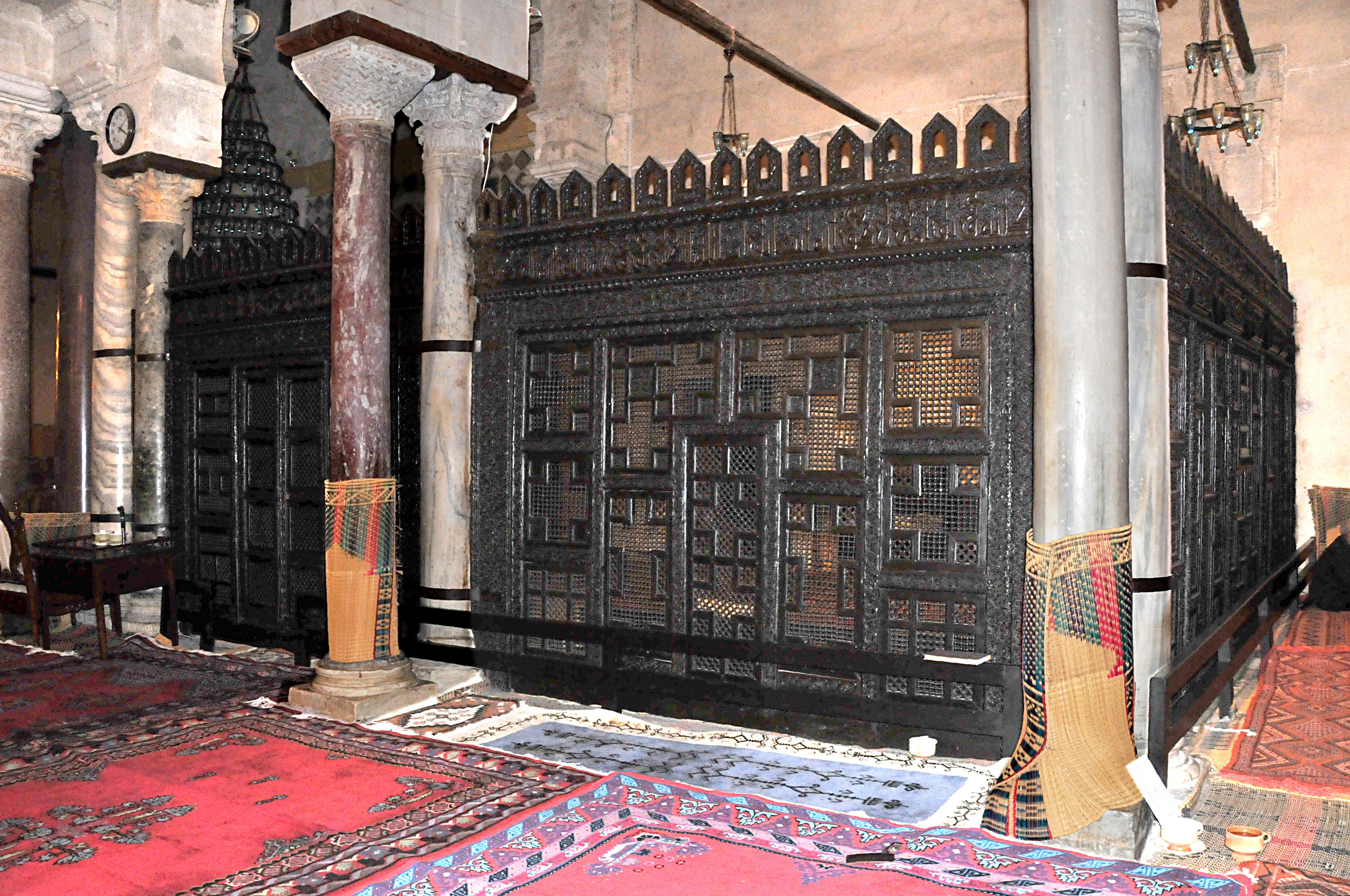 <table style="minWidth: 25px"><colgroup><col></colgroup><tbody><tr><td colspan="1" rowspan="1"><p><span>An enclosure situated near the mihrab in a mosque, used by a ruler for protection or privacy during prayer.&nbsp;</span></p></td></tr></tbody></table>