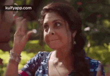 <p>someone who talks a lot/chatterbox</p>