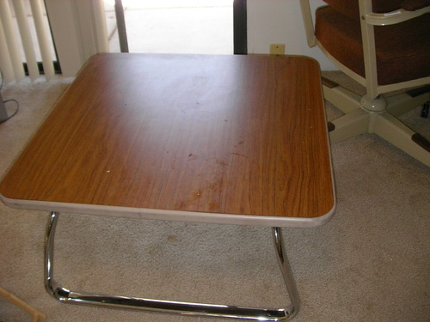 <p>bàn (bàn tròn)</p>