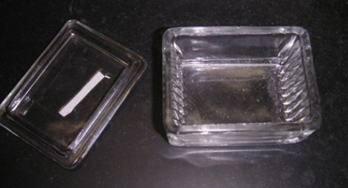 <p>Clear glass container used for dispensing stains.</p>