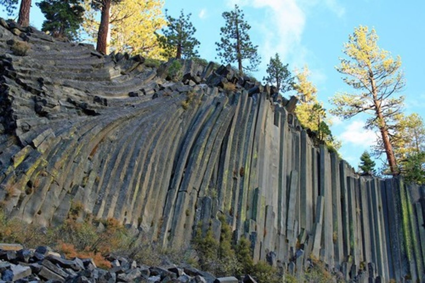 <p>A geological feature formed by contraction during cooling, resulting in polygonal columns, such as those found in Devil's Postpile, California.</p>