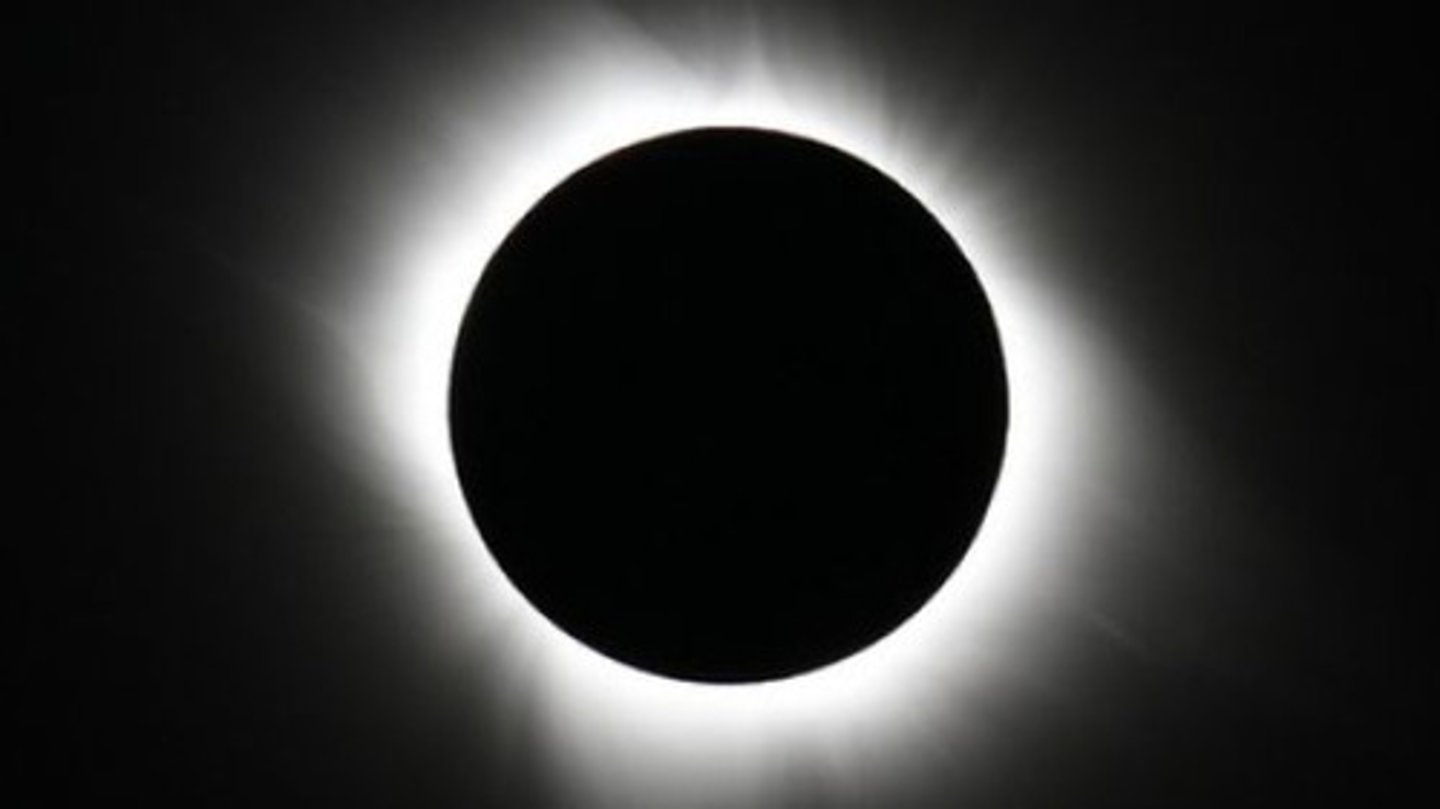 <p>n.日食，月食；黯然失色，衰退</p>