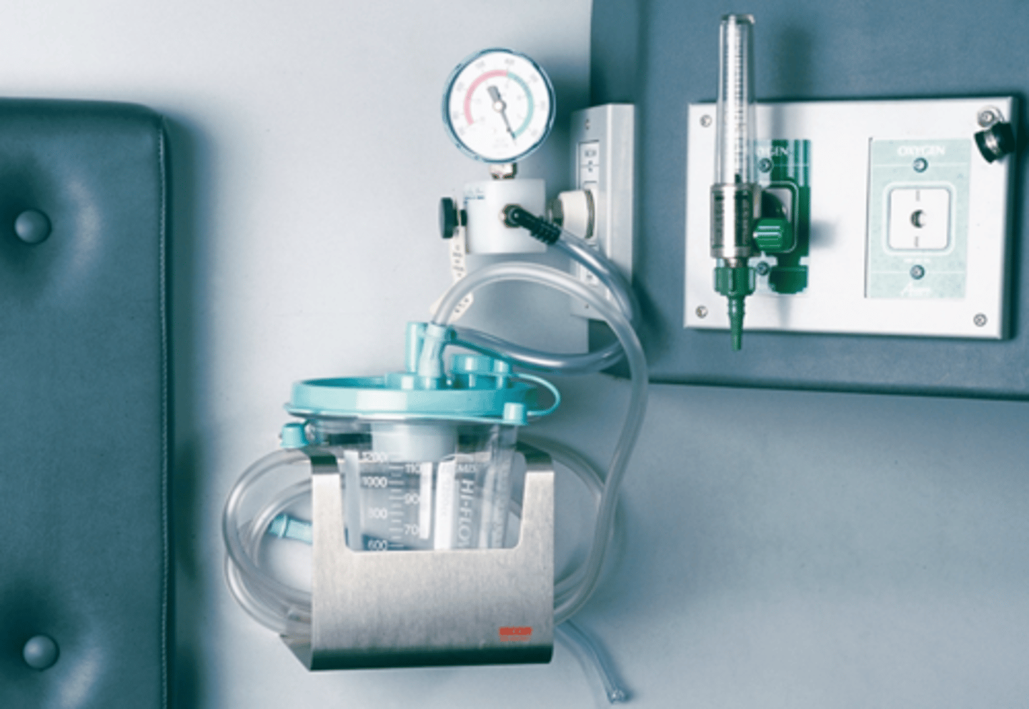 <p>On-board the ambulance, should be powerful enough to provide an airflow of &gt;40 lpm and create a vacuum of more than -300 mmHg</p>