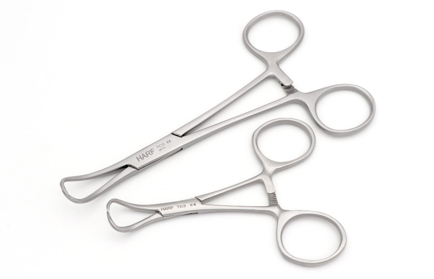 <p>used to attach towels and drapes to the pt. and pointed tips that curve and join like ice tongs</p>