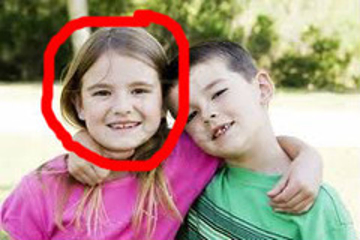 <p>chị gái, em gái</p>