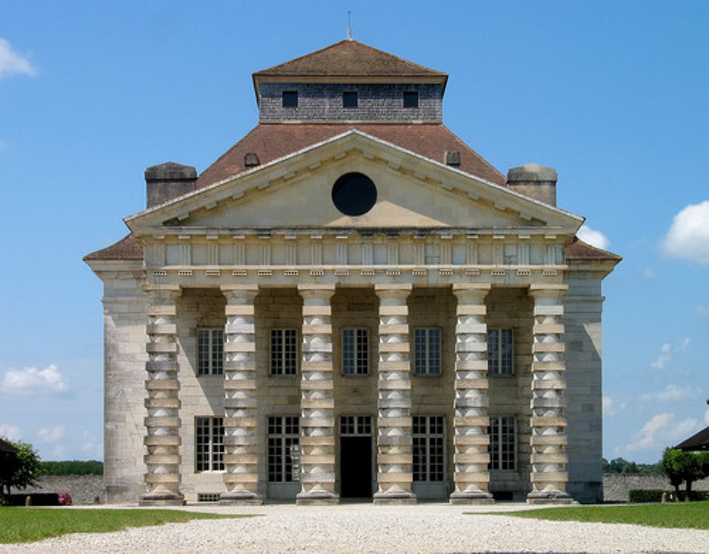 <p>1736-1806 : Theoreticus van de architecture parlante tijdens het neoclassicisme. Hij ontwierp de zoutwinnerij Saline Royale, waarbij de vorm de sociale hiërarchie en functie verbeeldde.</p>