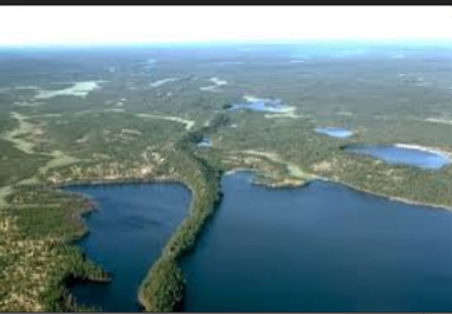 <p>(geology) a long winding ridge of post glacial gravel and other sediment</p>