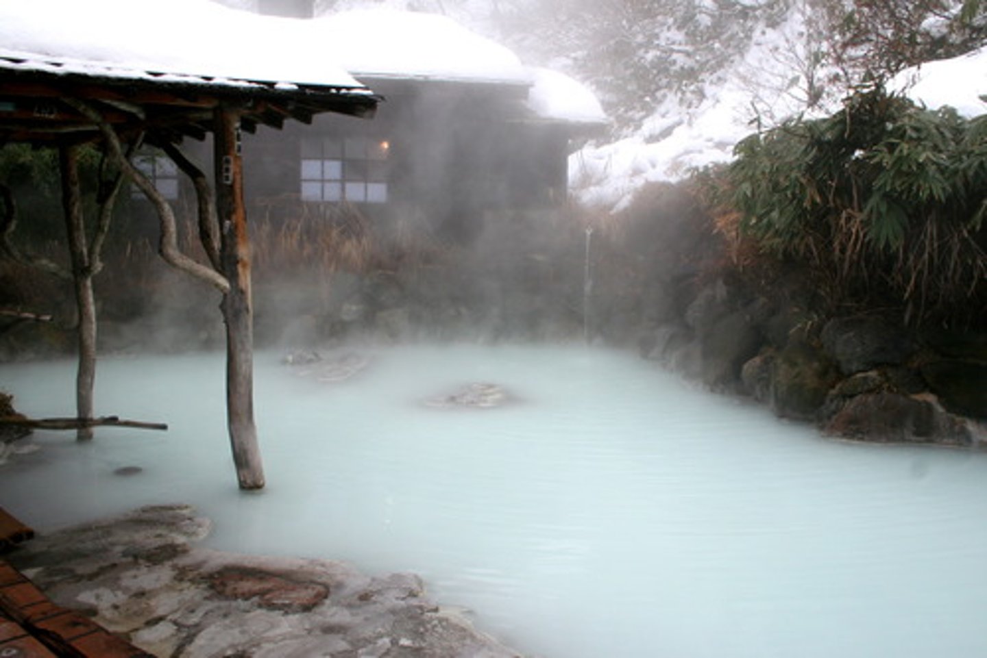 <p>Spa; hot spring</p>