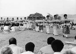<p>Presentation of Fijian mats + tapa cloths to Queen Elizabeth II</p>
