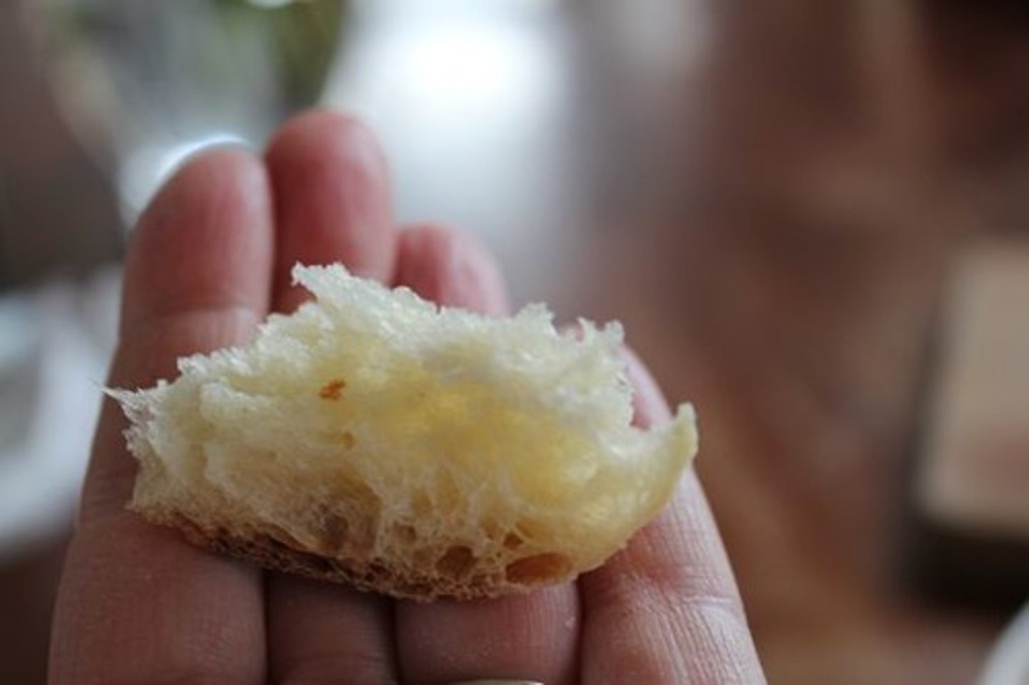 <p>Отломить кусочек шоколада/хлеба</p>