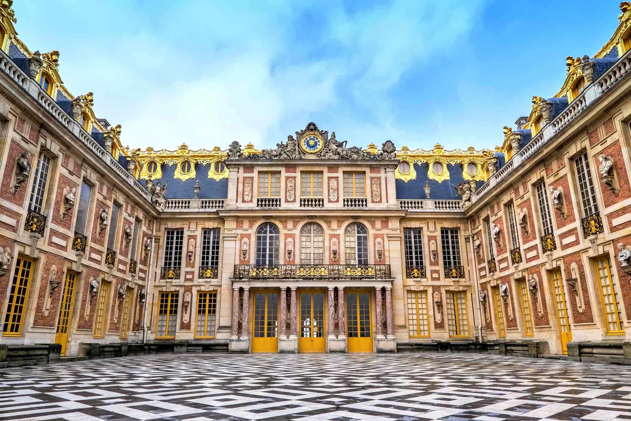 <p>Huge palace in France, legitimized power in France</p>