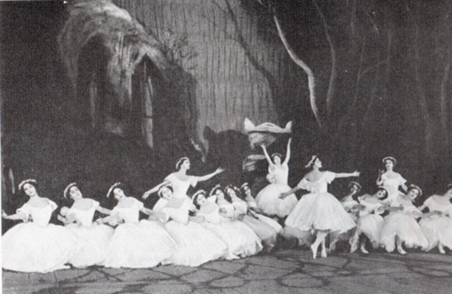 <p>— «Руссие сезоны» в Париже;</p><p>— Организатором являлся Сергей Дягилев.</p>