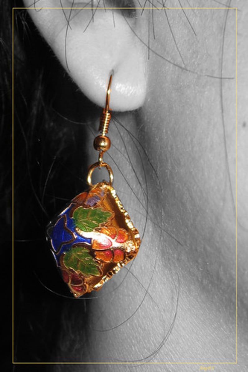 <p>A piece of jewelry worn on the ear.</p>