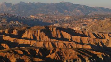 <p>Área litológica formada por los sedimentos que se han depositado en las depresiones de los grandes ríos peninsulares y en las llanuras litorales desde finales de la Era Terciaria hasta la actualidad</p>