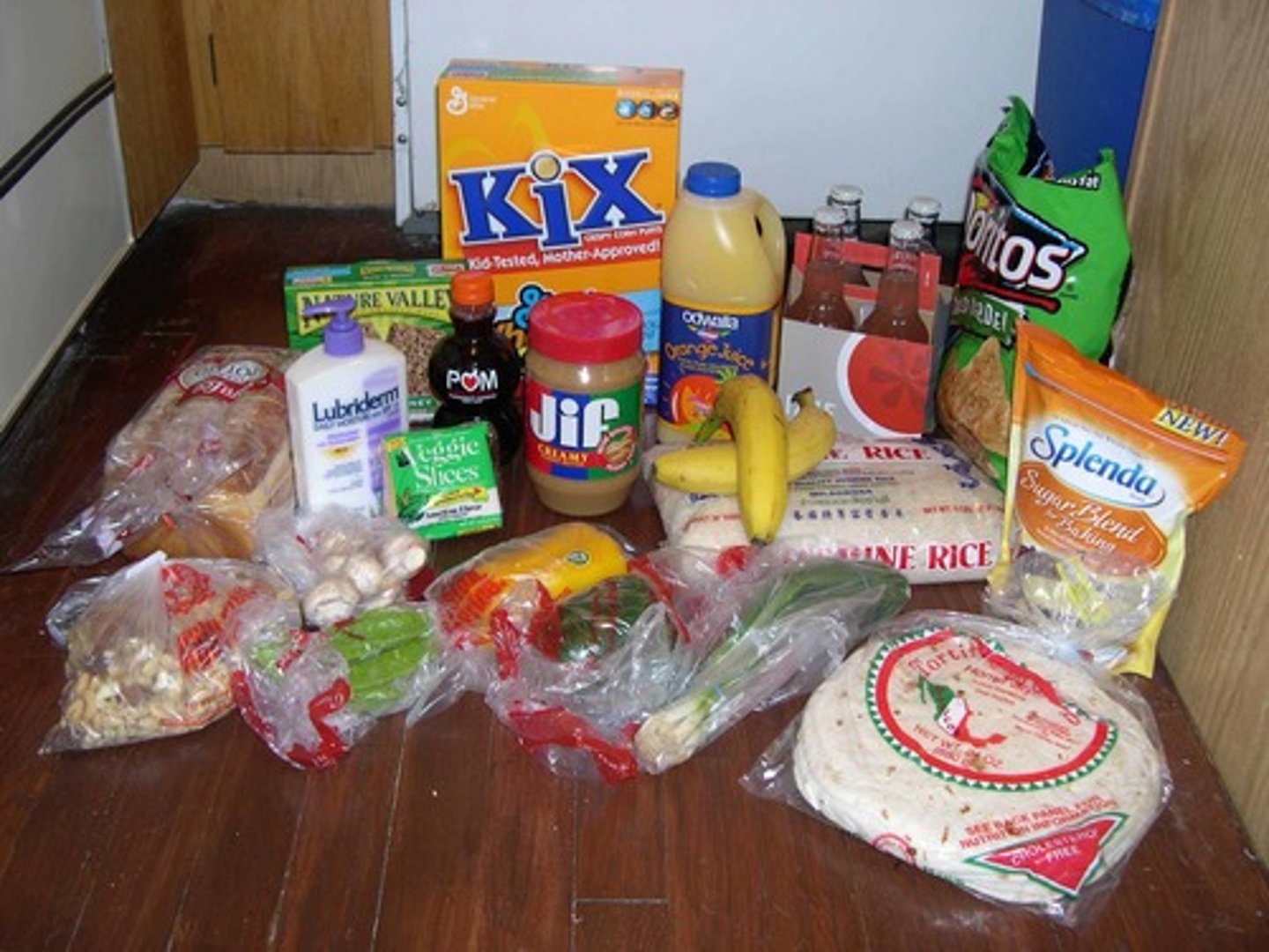 <p>groceries, foodstuffs</p>