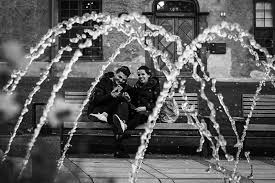 <p>Using objects (windows, doors, trees) to frame a subject inside the image</p>