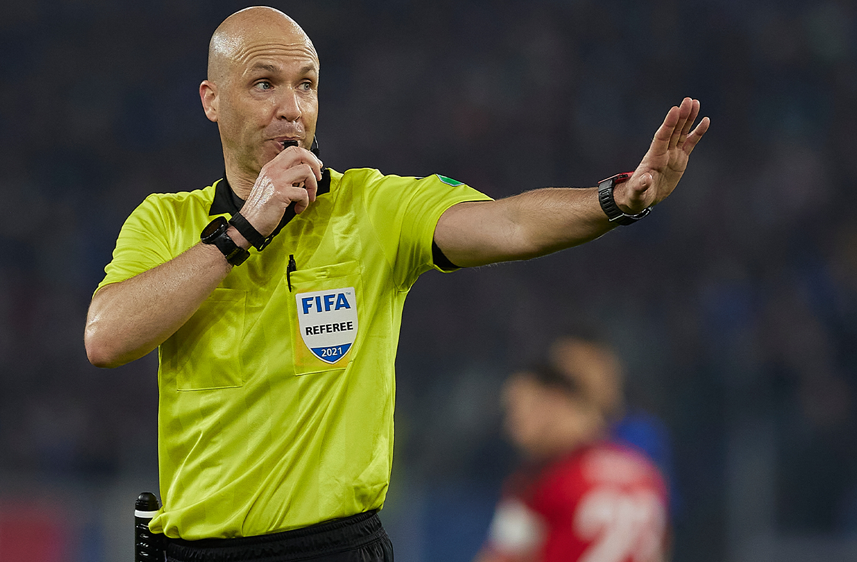 <p>referee</p>