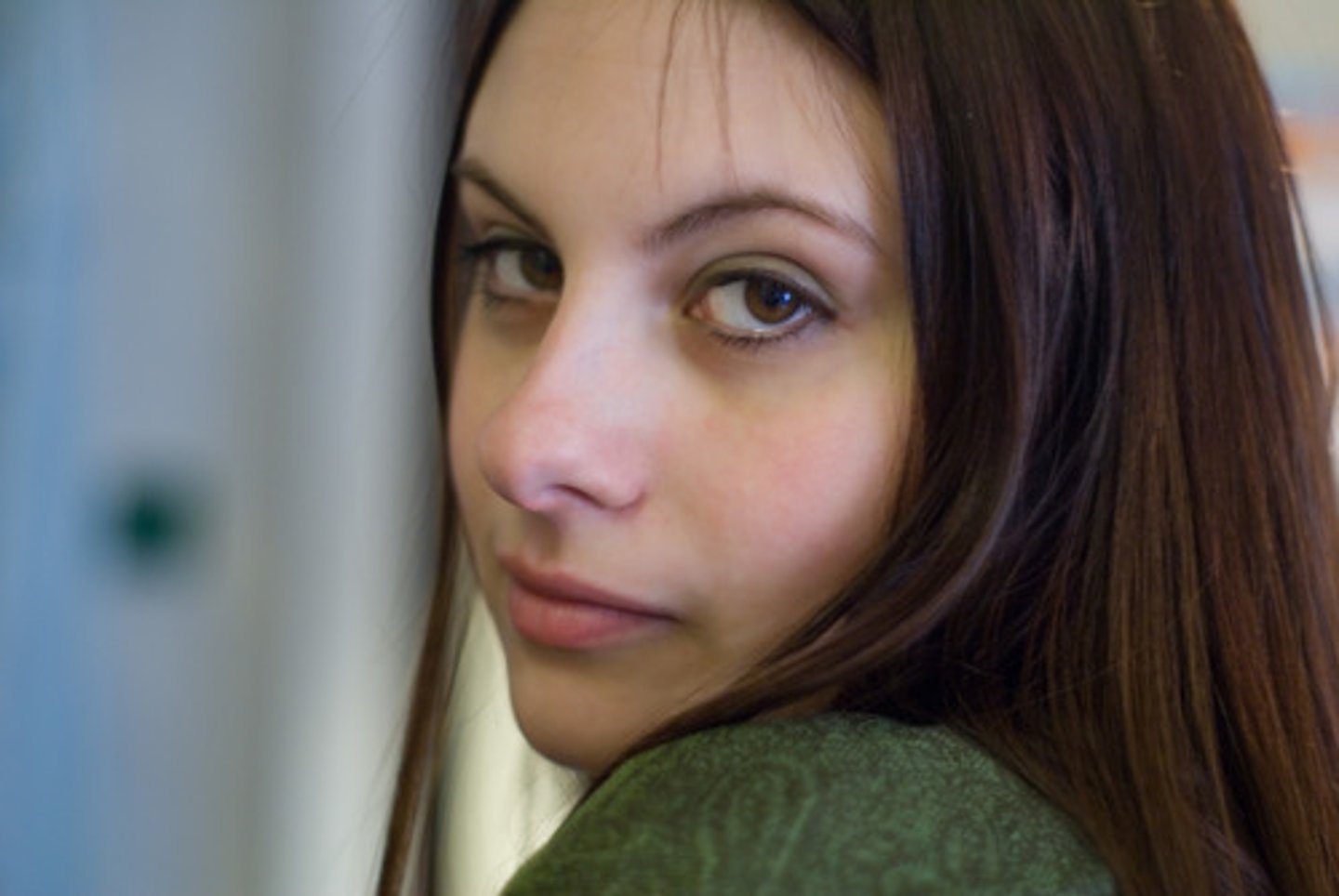 <p>cái liếc mắt (She stole a glance at the notes during the lecture.)</p>