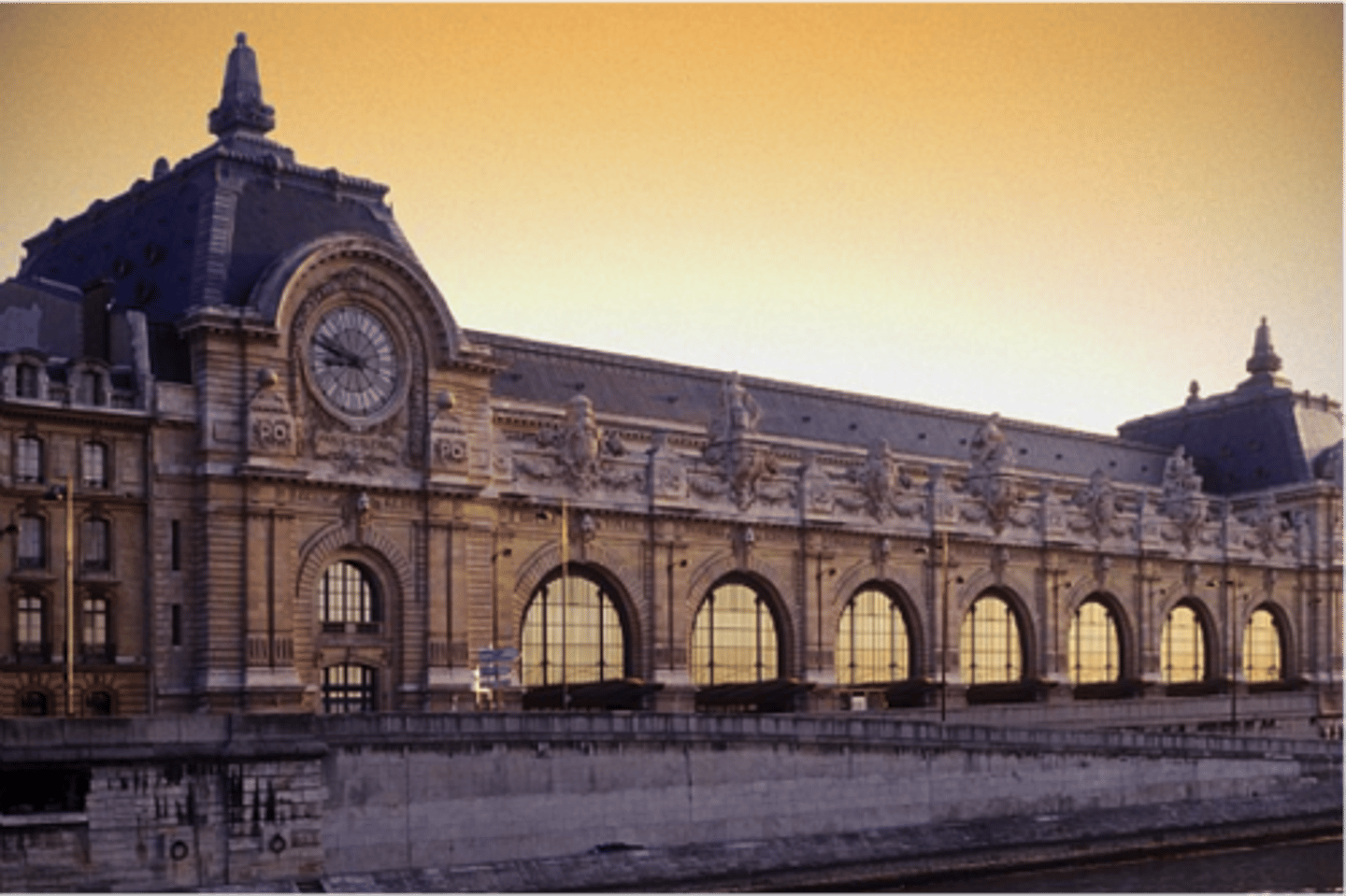 <p>une ancienne gare, maintenant un musée d'art impressionniste</p>