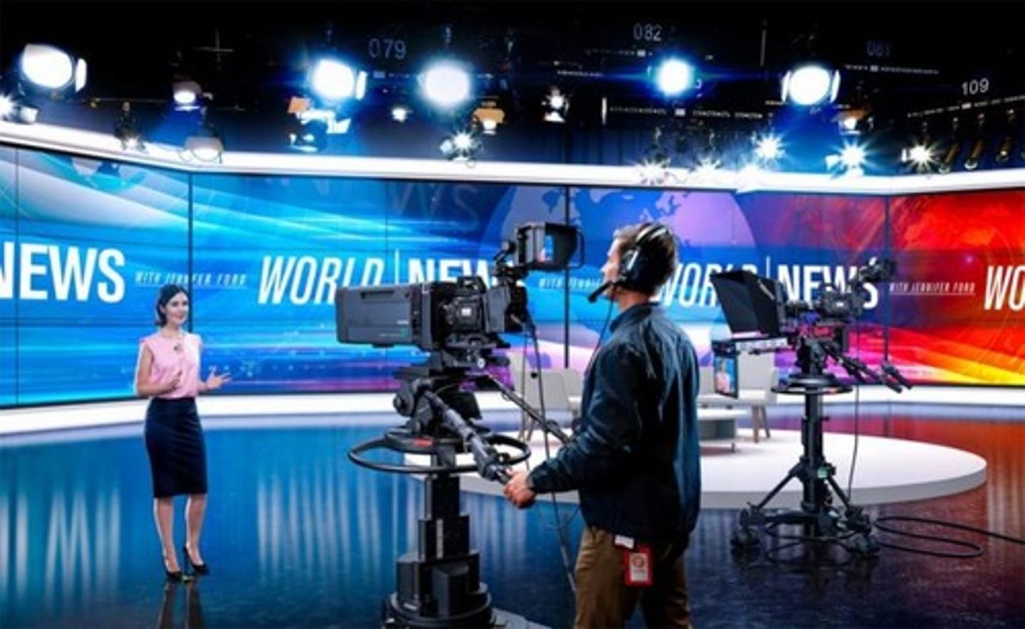 <p>to send out a programme on radio or TV: phát sóng</p>