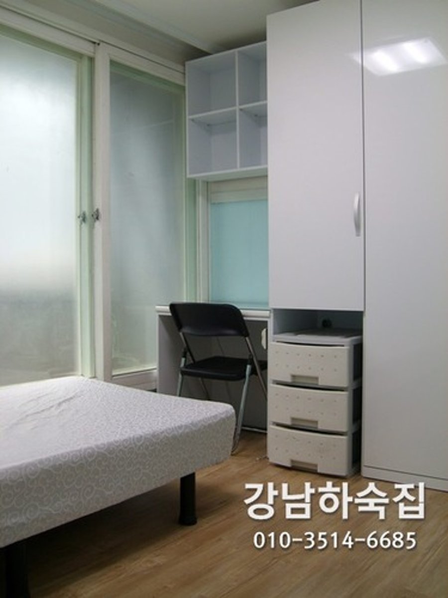 <p>boarding house</p>