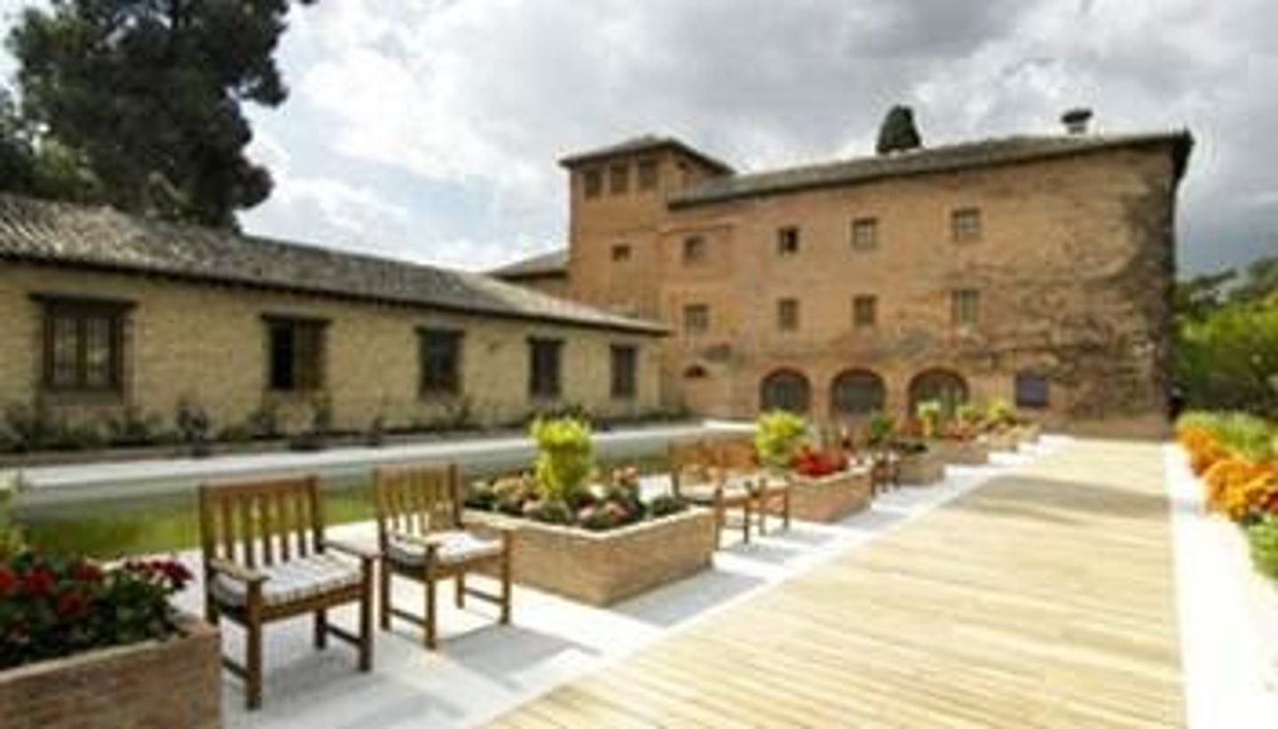 <p>los paradores</p>