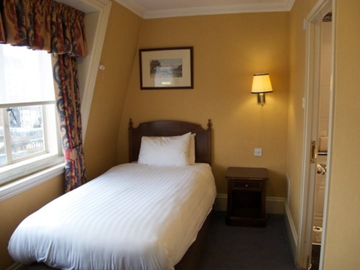 <p>single bed</p>