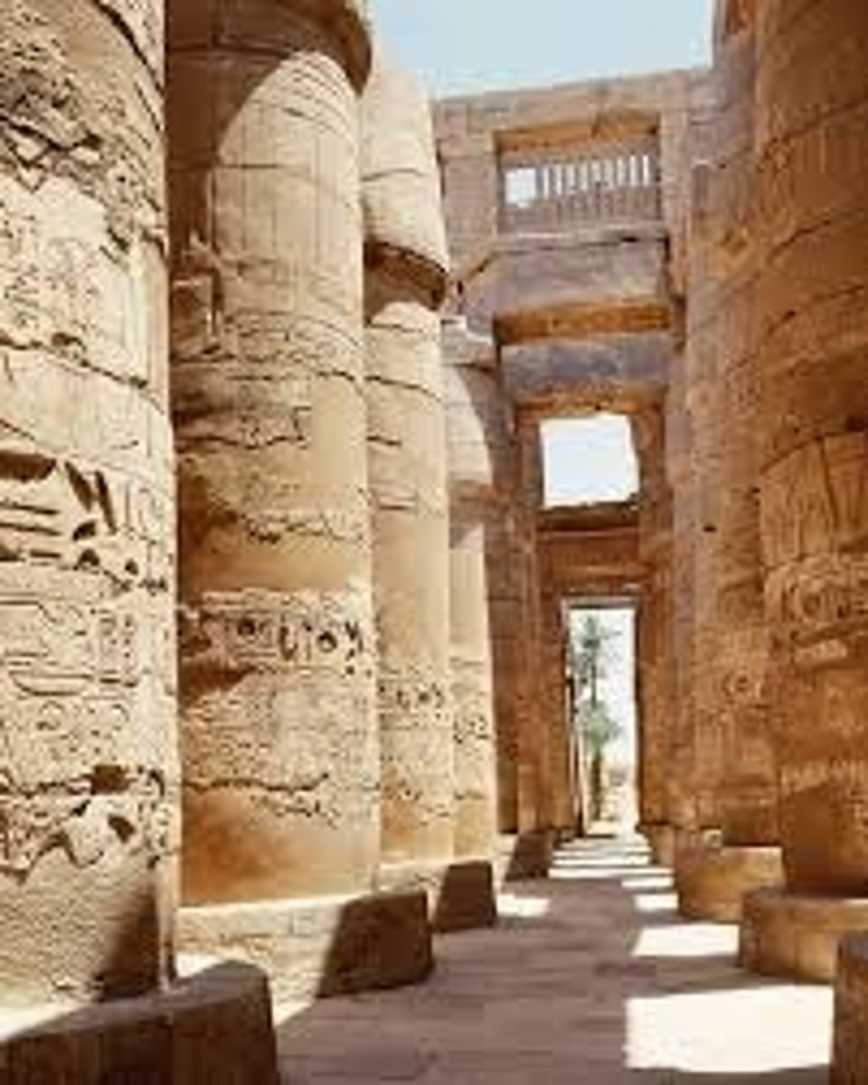 <p>Karnak, Egypt, New Kingdom 1550-1070. Hypostyle Hall of columns. Built entirely of stone. Inclusion of windows. Dedicated to Amen-Re, the sun god. Axial entrance. Pylon (thick wall at entrance).</p>