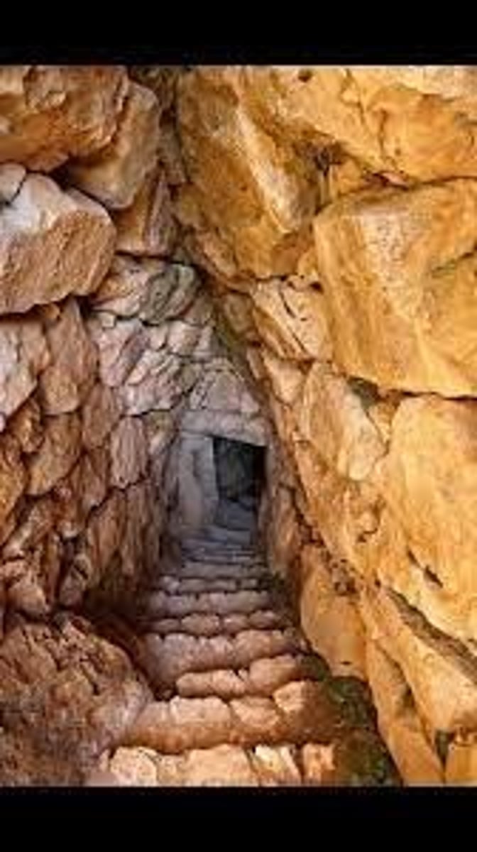 <p>- 18m below ground = invaders won't know about it, no one can see it</p><p>- Clay pipes connect underground cistern to a natural water spring 400m away</p><p>- Gives city constant supply of fresh water - when under siege, people inside citadel can still get water from the cistern = good for keeping people alive</p>