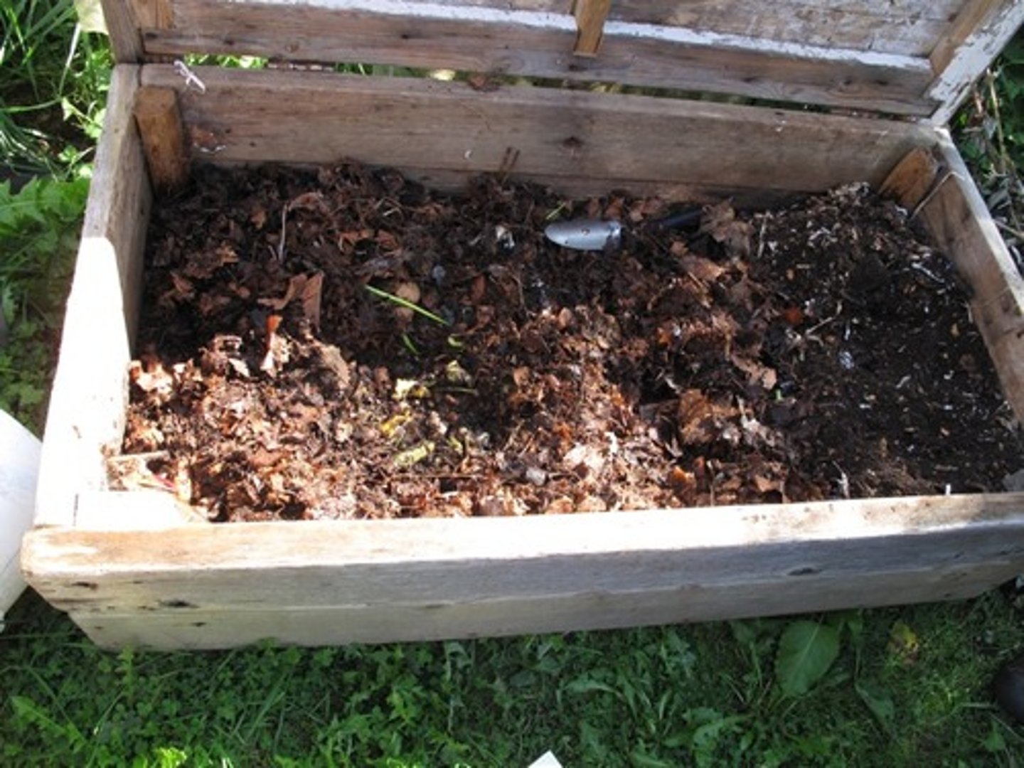 <p>/ˈkɒm.pɒs.tɪŋ/ 9n)<br>the act of collecting and storing plant material so it can decay and be added to soil to improve its quality:</p>