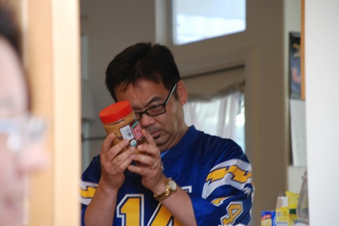<p>to examine closely</p>