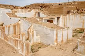 <ul><li><p>civilisations</p></li><li><p>3rd millenium bc</p></li><li><p>riche cité, domine partiellement le moyen euphrate et un peu la syrie</p></li></ul><p>buildings:</p><ul><li><p>salle d’archive with + 17 000 tablettes d’argile gravés en sumérien</p></li><li><p>multiple palaces: temple d’ishtar</p></li><li><p>temple de dieu Shamash (sun god) orienté vers l’est</p></li></ul>