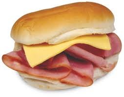 <p>el sándwich de jamón y queso</p>