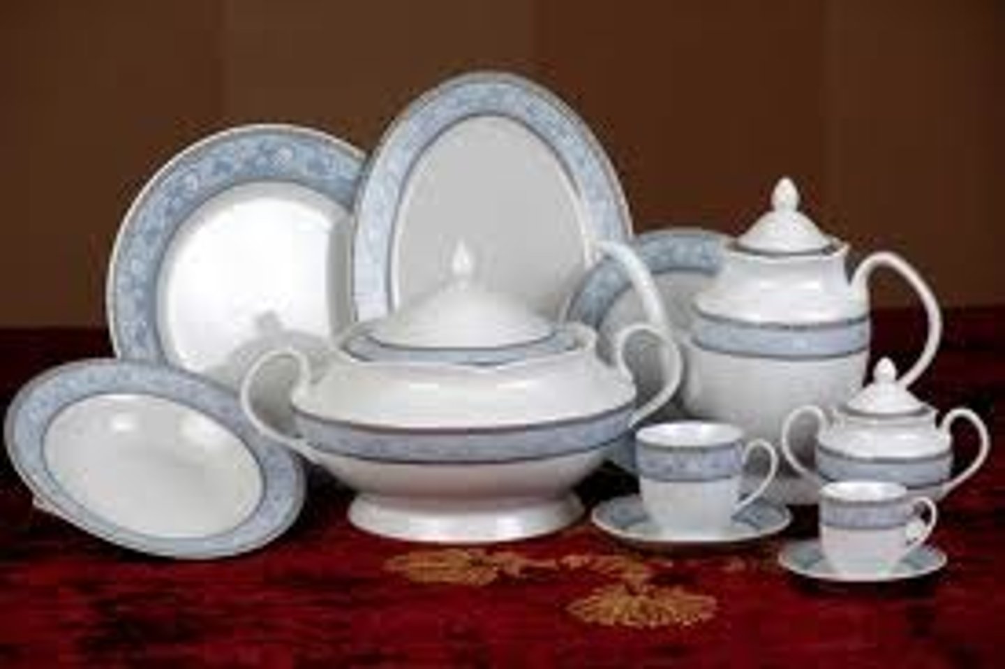 <p>conjunto de platos, vasos, tazas, etc.</p>