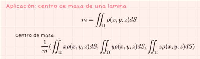 <p>Si ρ(x,y,z) es la densidad superficial, el centro de masa se calcula como: <br>(x̄, ȳ, z̄) = (1/m) ∬ xρ dS, ∬ yρ dS, ∬ zρ dS. </p>