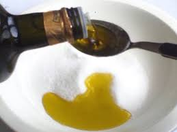 <p>s obzirom na topljivost tvari mogu biti hidrofilne i hidrofobne</p><p>hidrofilne tvari se otapaju u vodi - polarne građe, imaju isti naboj kao i voda (npr. sol)</p><p>hidrofobne tvari se ne otapaju u vodi - nepolarne, nemaju isti naboj kao voda, otapaju se u nepolarnim otapalima (npr. ulja i masti)</p>